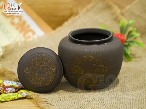 Lọ chè gốm hồng sa khắc trăng vàng