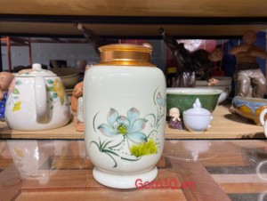 Lọ chè cao men kem vẽ hoa sen xanh, cao 20cm