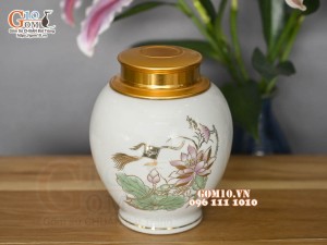 Lọ chè men trắng họa tiết Sen hồng vẽ vàng kim, cao 15cm