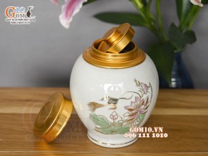 Lọ chè men trắng họa tiết Sen hồng vẽ vàng kim, cao 15cm