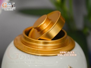 Lọ chè men trắng họa tiết Sen hồng vẽ vàng kim, cao 15cm