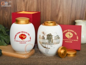Lọ chè men trắng nắp kim loại dáng bom, họa tiết Khuê Văn Các in logo Lọ chè men trắng nắp kim loại dáng bom, họa tiết Khuê Văn Các in logo