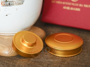 Lọ chè men trắng nắp kim loại dáng bom, họa tiết Khuê Văn Các in logo