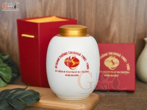Lọ chè men trắng nắp kim loại dáng bom, họa tiết Khuê Văn Các in logo