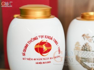 Lọ chè men trắng nắp kim loại dáng bom, họa tiết Khuê Văn Các in logo