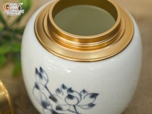 Lọ chè tròn cao men kem vẽ Sen đen cao 12,5cm