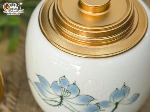 Lọ chè tròn cao men kem vẽ Sen xanh cao 12,5cm
