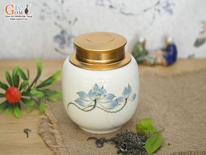 Lọ chè tròn cao men kem vẽ Sen xanh cao 12,5cm