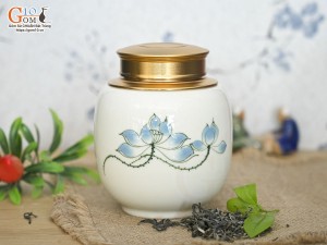 Lọ chè tròn cao men kem vẽ Sen xanh cao 12,5cm