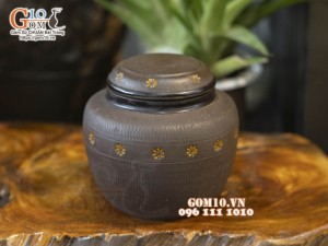 Lọ chè tròn thấp gốm hồng sa khắc sao vàng