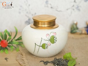 Lọ chè tròn thấp men kem vẽ Đài sen cao 11cm