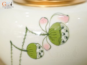 Lọ chè tròn thấp men kem vẽ Đài sen cao 11cm