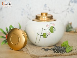 Lọ chè tròn thấp men kem vẽ Đài sen cao 11cm