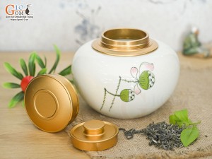 Lọ chè tròn thấp men kem vẽ Đài sen cao 11cm