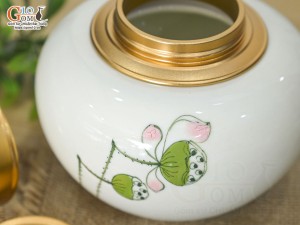 Lọ chè tròn thấp men kem vẽ Đài sen cao 11cm