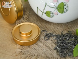 Lọ chè tròn thấp men kem vẽ Đài sen cao 11cm