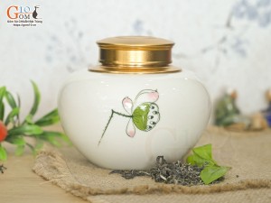 Lọ chè tròn thấp men kem vẽ Đài sen cao 11cm