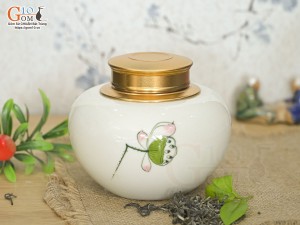 Lọ chè tròn thấp men kem vẽ Đài sen cao 11cm
