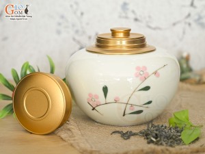 Lọ chè tròn thấp men kem vẽ hoa Đào phai, cao 11cm
