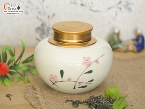 Lọ chè tròn thấp men kem vẽ hoa Đào phai, cao 11cm