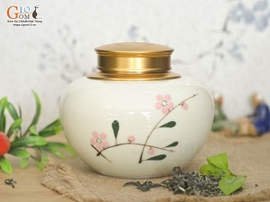 Lọ chè tròn thấp men kem vẽ hoa Đào phai, cao 11cm