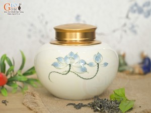 Lọ chè tròn thấp men kem vẽ Sen xanh cao 11cm
