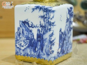 Lọ chè vuông men lam cảnh Trúc Lâm Thất Hiền, bọc đồng