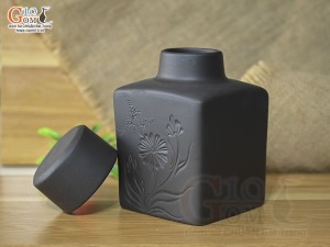 Lọ chè tử sa khắc hoa đen