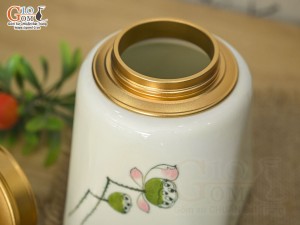 Lọ chè vuông men kem vẽ Đài sen cao 14cm