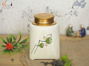 Lọ chè vuông men kem vẽ Đài sen cao 14cm