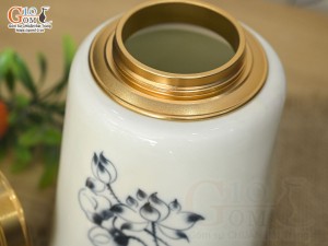 Lọ chè vuông men kem vẽ Sen đen cao 14cm