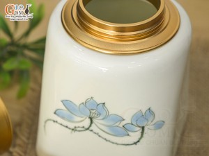 Lọ chè vuông men kem vẽ Sen xanh cao 14cm