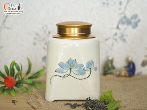 Lọ chè vuông men kem vẽ Sen xanh cao 14cm