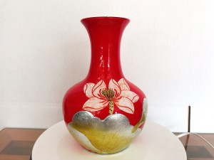 Lọ dáng tỏi sơn mài đỏ vẽ sen bạc 28cm