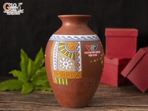 Lọ hoa chân thon gốm đất đỏ in logo VTV, cao 28cm