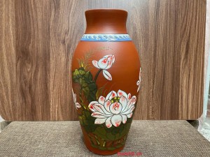 Lọ hoa dáng bầu gốm đất đỏ khắc hoa sen, cao 35cm