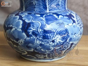 Lọ hoa dáng béo miệng loe men lam cổ vẽ Long Ẩn, cao 15cm