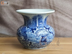 Lọ hoa dáng béo miệng loe men lam cổ vẽ Long Ẩn, cao 15cm