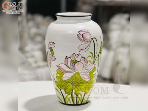 Lọ hoa dáng bí men kem vẽ hoa Sen hồng, cao 29cm