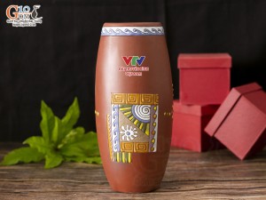 Lọ hoa dáng bom gốm đất đỏ in logo VTV, cao 27cm