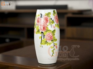 Lọ hoa dáng bom men kem vẽ hoa hồng, cao 27cm