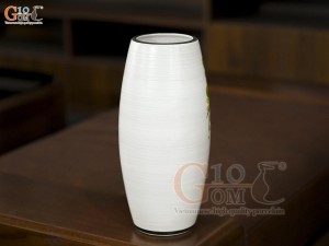 Lọ hoa dáng bom men kem vẽ hoa hồng, cao 27cm