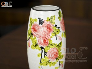 Lọ hoa dáng bom men kem vẽ hoa hồng, cao 27cm