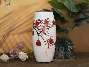 Lọ hoa dáng bom men kem vẽ hoa lan đỏ, cao 27cm