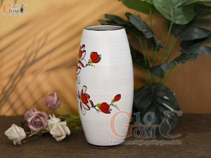 Lọ hoa dáng bom men kem vẽ hoa lan đỏ, cao 27cm