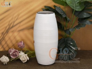 Lọ hoa dáng bom men kem vẽ hoa lan đỏ, cao 27cm