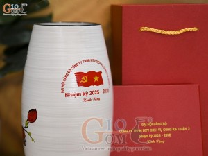 Lọ hoa dáng bom men kem vẽ hoa lan đỏ in logo, cao 27cm