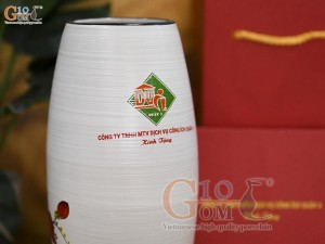 Lọ hoa dáng bom men kem vẽ hoa lan đỏ in logo, cao 27cm