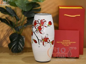 Lọ hoa dáng bom men kem vẽ hoa lan đỏ in logo, cao 27cm