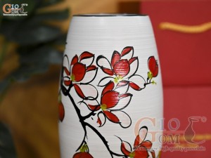 Lọ hoa dáng bom men kem vẽ hoa lan đỏ in logo, cao 27cm